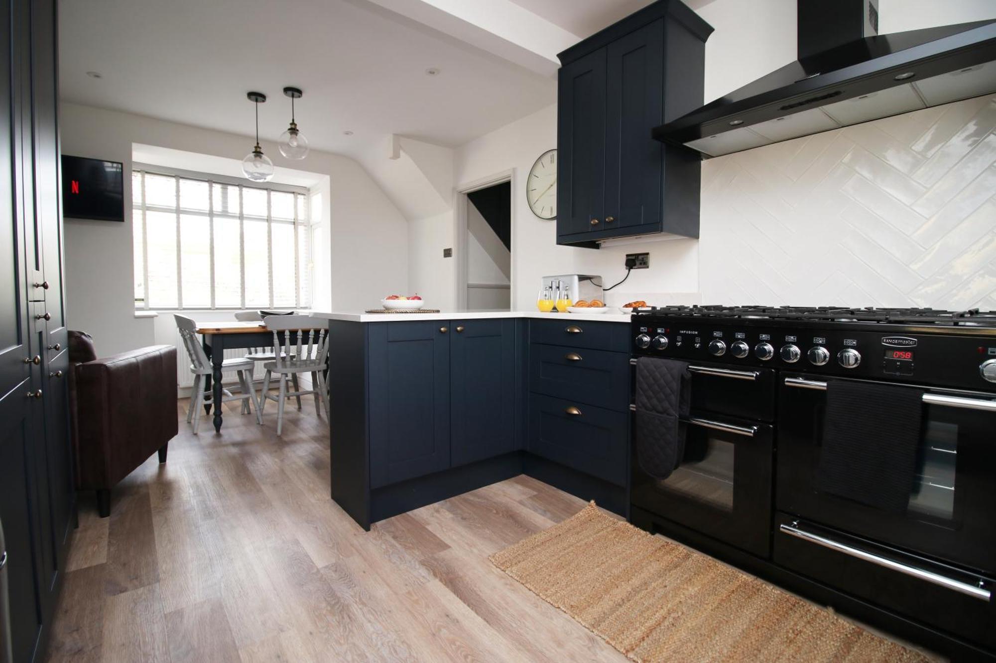 Stylish Home In Bath With Driveway Parking, 10Min From City エクステリア 写真